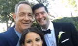 Tom Hanks chủ động "selfie" với đôi trẻ ở New York