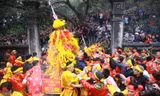 Lao vào cướp giò hoa tre. Ảnh: Nguyên Khánh