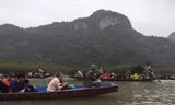 Đò chở khách trên suối Yến vẫn còn tình trạng chở quá số người, khách không mặc áo phao. Ảnh: N.Khánh