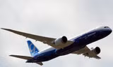 Máy bay Boeing 787-9 bay trình diễn tại triển lãm. (Nguồn: AFP-TTXVN) 