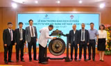 Ông Thân Hồng Linh, Chủ tịch HĐQT Tổng Công ty VNCC đã thực hiện nghi thức đánh cồng chính thức khai trương phiên giao dịch cổ phiếu đầu tiên trên sàn UPCoM. Ảnh: Vncc. 