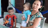 Hai cháu nhỏ của ông Lý phải đóng hơn chục loại phí, quỹ xây dựng nông thôn mới. 
