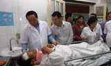 Thăm hỏi nạn nhân bị thương nặng vì tai nạn giao thông