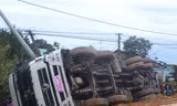 Mưa to khiến 2 xe tải lật nhào làm xiếc trên đường 