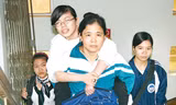 Cô Nguyễn Thị Nguyệt, mẹ của Yến hàng ngày cõng con đến giảng đường