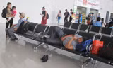 Khách xô ngã tiếp viên, đòi rời tàu bay vì chậm chuyến