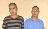  Nguyễn Thanh Phương (áo xanh) và Nguyễn Thế Thanh (áo sọc) tại cơ quan công an. 