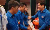 Anh Nguyễn Long Hải trao quà lưu niệm.