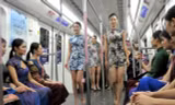 Nữ sinh diễn catwalk trên tàu điện ngầm gây xôn xao