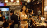 Dàn người mẫu mặc bikini phục vụ trong nhà hàng