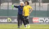 HLV Ivan Jovanovic hướng dẫn ngôi sao UAE, Omar Abdulrahman trong một buổi tập.