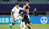  Yuto Iwasaki (số 13) tỏa sáng rực rỡ