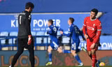Hàng thủ Liverpool có thêm màn trình diễn thảm họa.