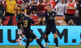 Gareth Bale ăn mừng bàn thắng cùng đồng đội.