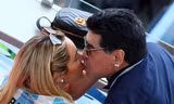 Maradona vô tư âu yếm bồ nhí bất chấp Ronaldo bên cạnh.