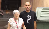 HLV Pep Guardiola và mẹ đẻ, bà Dolors Sala Carrio