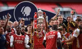 Các cầu thủ Arsenal nâng cao Cúp FA.
