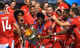 Kingsley Coman (giữa) nâng cúp Champions League.