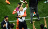 HLV Juan Carlos Osorio ăn mừng cùng các cầu thủ Mexico.