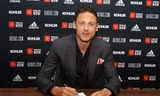 Nemanja Matic lịch lãm trong buổi ký hợp đồng mới với M.U.