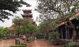 Độc đáo ngôi chùa phủ đầy gốm sứ 