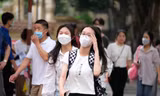Hàng nghìn thí sinh đội nắng thi đánh giá năng lực xét tuyển vào khối trường sư phạm