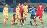 Trọng tài ngăn cản những cái đầu nóng lao vào nhau ở trận Viettel gặp Thanh Hoá ở vòng 6. Ảnh: TRẦN ANH