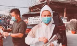 Vợ chồng ca sỹ Giang Hồng Ngọc phát khẩu trang miễn phí cho người dân