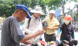 Người dân chọn lựa những món đồ mình thích tại gian hàng. Ảnh: NGÔ TÙNG