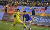 Một pha bóng trong trận mở màn của LS V-League 2021