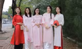 Du khách diện áo dài xuống phố Đà Nẵng chơi Tết Dương lịch