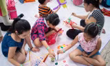 Trẻ em trải nghiệm làm lồng đèn tại Công viên văn hóa Đầm Sen