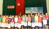 120 suất quà được trao tận tay các em học sinh xã Hòa Hải, huyện Hương Khê.