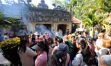 Hàng vạn du khách đến ngôi đền thiêng nơi cửa biển Hà Tĩnh dịp đầu năm
