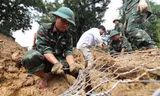 Bộ đội kết rọ đá cứu nhà dân sắp sạt lở xuống sông