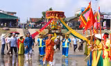 Dân vùng biển Hà Tĩnh rước lễ vật cúng cá voi