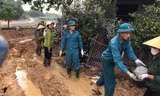 Hơn 200 người đội mưa vá bờ sông bị sạt lở