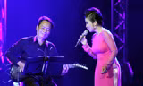 Mỹ Linh cùng con gái hát ủng hộ miền Trung