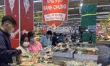 TPHCM: Hàng Tết giảm giá đến khó tin 