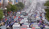Có cầu vượt và đường trên cao nhưng do lưu lượng quá đông, nút giao Ngã Tư Sở thường xuyên ùn tắc giờ cao điểm