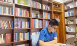 Nguyễn Hoàng Khánh có một tủ sách rất lớn 