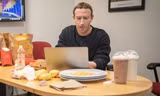 Mark Zuckerberg gây tranh cãi khi xóa logo táo khuyết trên MacBook trong ảnh mới đăng
