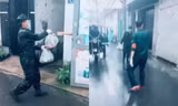 Clip: Các anh bộ đội đi phát lương thực giữa trời mưa tầm tã khiến ai nấy đều xúc động
