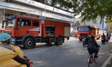 Cảnh sát phá cửa cứu cụ bà 80 tuổi khỏi căn nhà cháy 