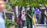 Lực lượng công binh rà bom mìn tại khách sạn Tổng thống Obama lưu trú tại TP HCM. Ảnh: Duy Trần