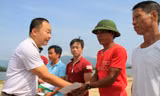 Ông Ngô Tuấn Toàn, đại diện lãnh đạo Cty Cổ phần Tập đoàn Phúc Sơn trao quà cho ngư dân bị hư hại tàu cá. Ảnh: Trường Phong
