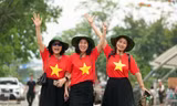 Dòng người 'vượt nắng, thắng mưa', đổ về các địa điểm lịch sử ở Điện Biên Phủ