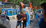 Lấy mẫu xét nghiệm khu vực Ngõ 477 Nguyễn Trãi, phường Thanh Xuân Nam, quận Thanh Xuân. Ảnh: PV