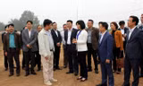 Phó Chủ tịch HĐND thành phố Hà Nội Phùng Thị Hồng Hà kiểm tra tại Dự án Xây dựng Khu nhà chung cư cao tầng & nhà ở cán bộ công nhân các KCN tại xã Tiền Phong, Mê Linh. Ảnh: PV 