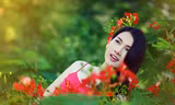 Anh Thư đẹp rạng rỡ bên hoa phượng